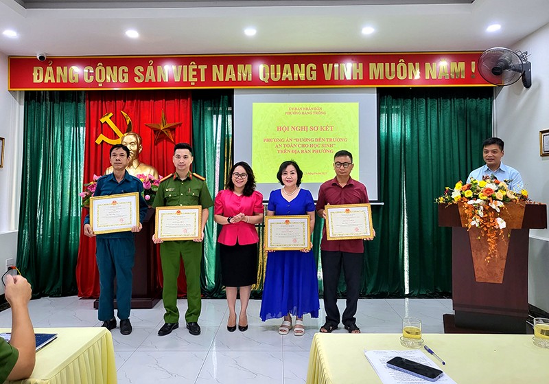 Bí thư Đảng ủy phường Hàng Trống Trịnh Ngọc Trâm trao tặng giấy khen cho các tập thể, cá nhân có thành tích xuất sắc 