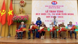 Trao Huy hiệu Đảng tới các đảng viên lão thành quận Ba Đình