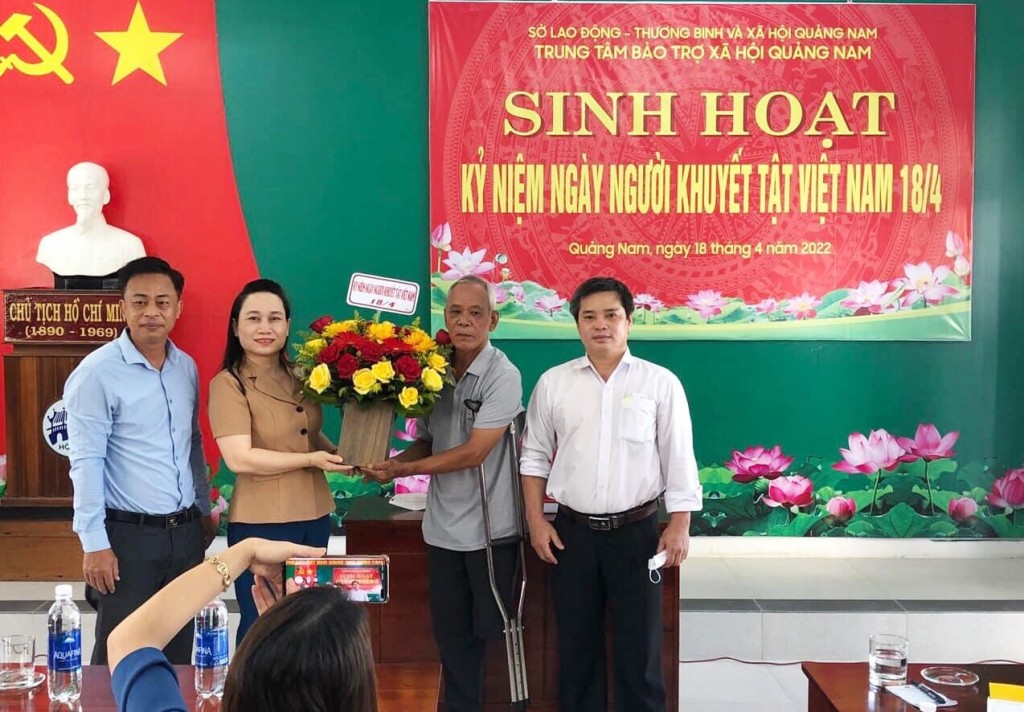 Đoàn Thị Hoài Nhi - Phó Giám đốc Sở tặng quà nhân ngày người khuyết tật Việt Nam