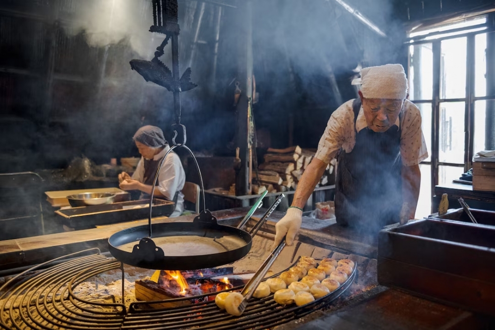 Cụ ông Chikayoshi Gonda, 97 tuổi và cụ bà Harumi Okubo, 80 tuổi đang làm việc tại 1 nhà hàng ở Ogawa, Nhật Bản (Ảnh: National Geographic)