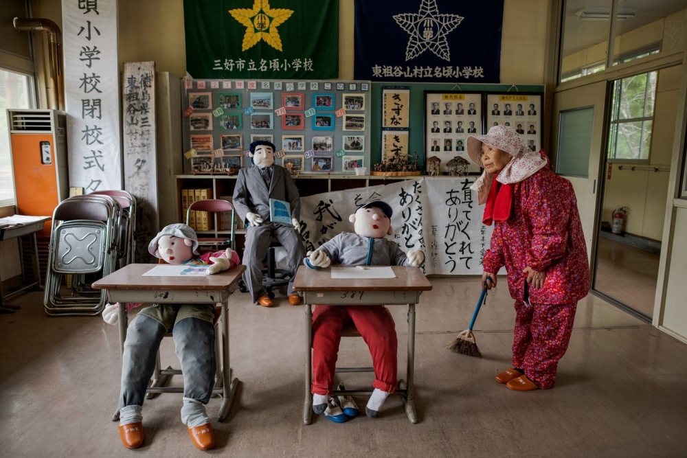 agoro là một ngôi làng đặc biệt Nhật Bản. Vì thiếu vắng âm thanh của trẻ em, một cư dân trong làng đã tạo ra những con búp bê trẻ em để tái hiện lại cuộc sống ngày xưa (Ảnh: National Geographic)