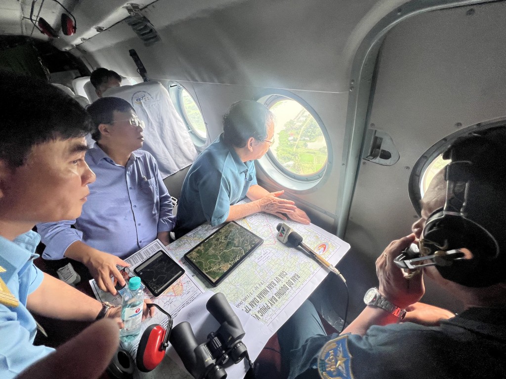 Đoàn khảo sát ngắm TP Hồ Chí Minh qua cửa sổ trực thăng