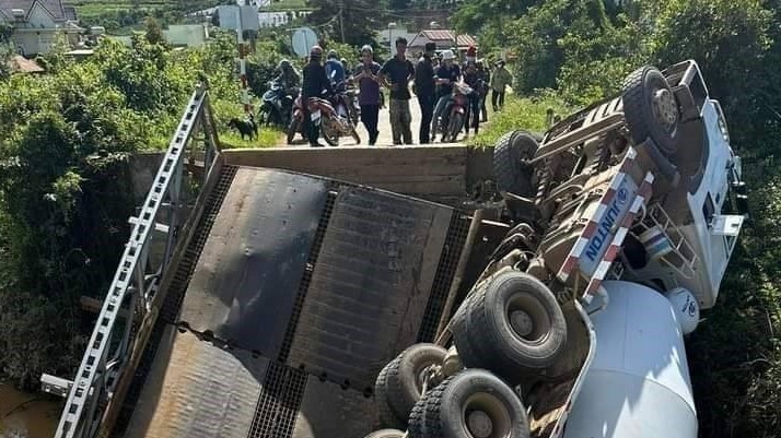 Lâm Đồng: Sập cầu Tà Năng 2, xe trộn bê tông rơi xuống suối