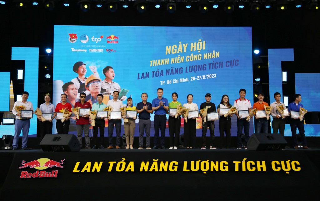 Đại diện Ban tổ chức trao khen thưởng tới công nhân