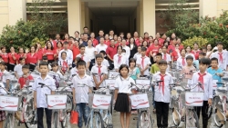 “Cùng em đến trường”: Trao 174 xe đạp tặng học sinh vượt khó