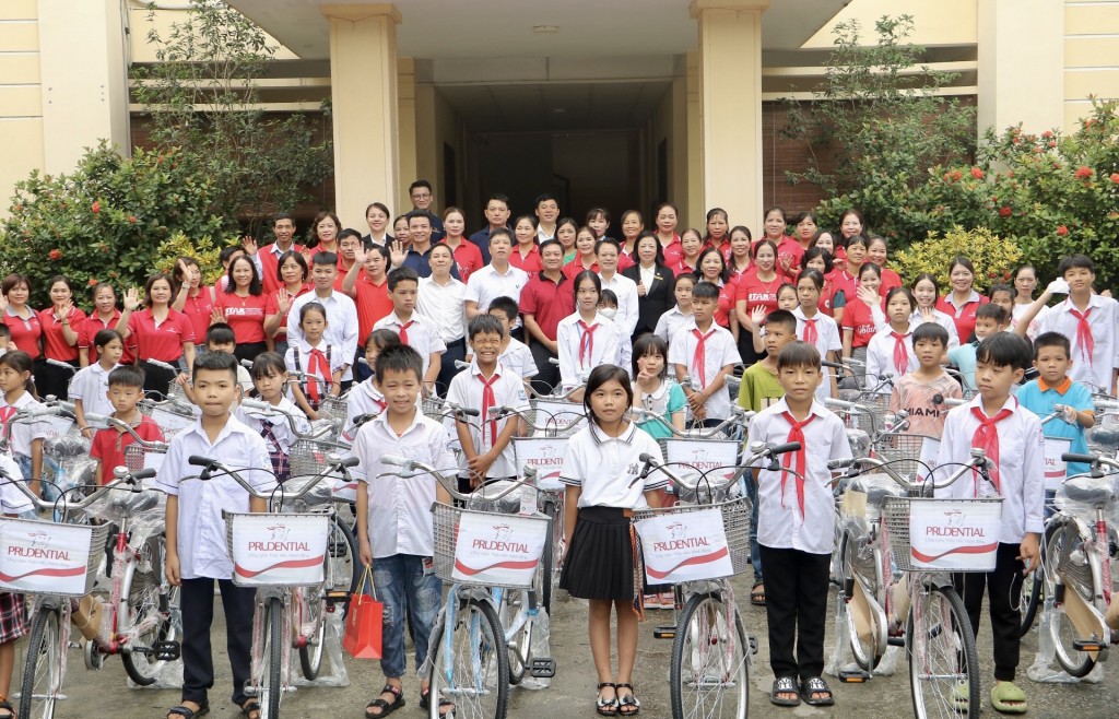 “Cùng em đến trường”: Trao 174 xe đạp tặng học sinh vượt khó