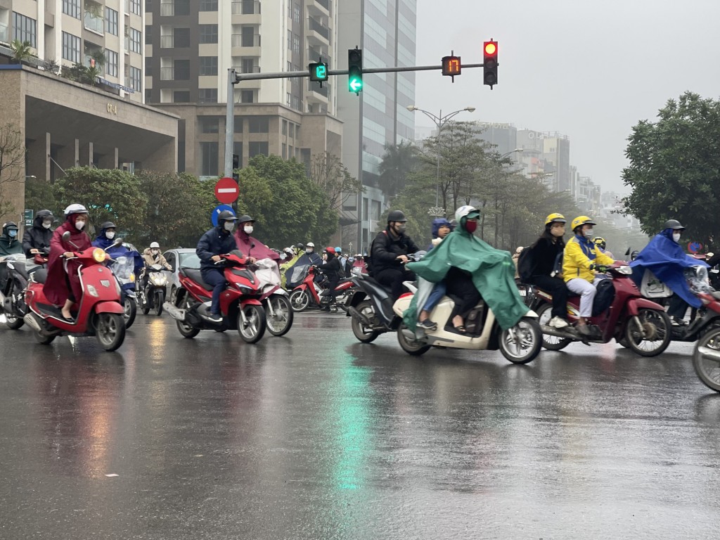 Thủ đô Hà Nội ngày nắng nóng, chiều tối và đêm có mưa vừa, mưa to và dông