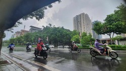 Thủ đô Hà Nội ngày nắng nóng, chiều tối và đêm có mưa vừa, mưa to và dông