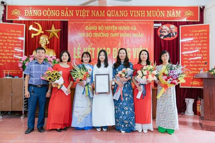 Nguyễn Khánh Linh tại lễ kết nạp đảng viên mới của Chi bộ trường THPT Hưng Nhân