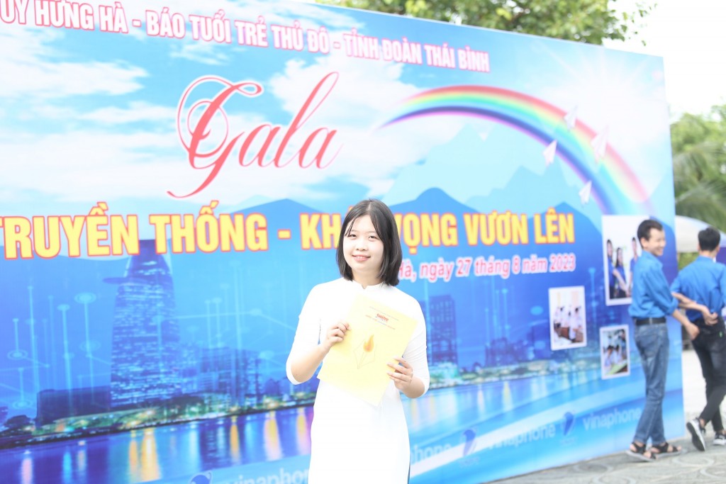 Đảng viên trẻ Nguyễn Khánh Linh