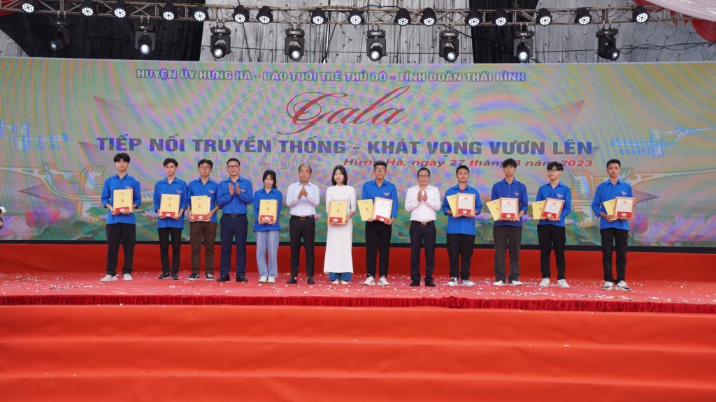 Khánh Linh, Thành Đạt cùng các học sinh THPT đạt điểm IELTS từ 6.5 nhận học bổng do báo Tuổi trẻ Thủ đô trao tặng