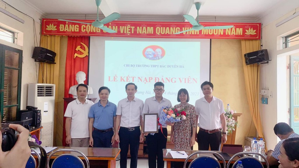 Chi bộ trường THPT Bắc Duyên Hà tổ chức lễ kết nạp đảng cho Đinh Thành Đạt