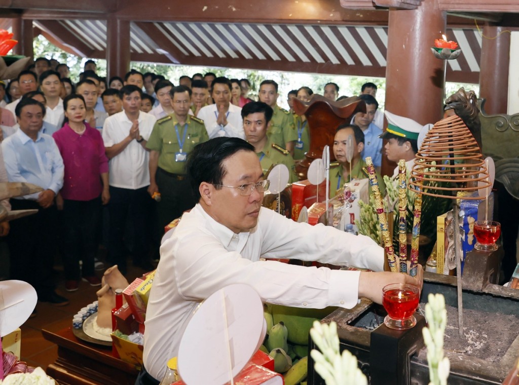 Chủ tịch nước Võ Văn Thưởng cùng các đồng chí lãnh đạo, nguyên lãnh đạo Đảng, Nhà nước dâng hương tưởng nhớ Chủ tịch Hồ Chí Minh. Ảnh: Thống Nhất/TTXVN