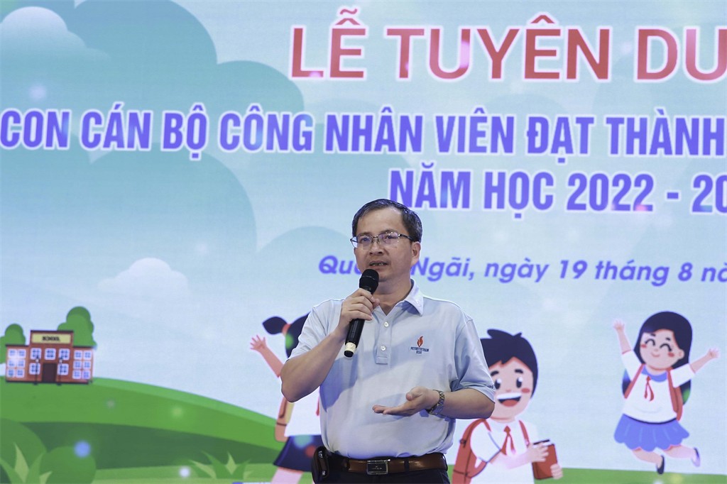 Ông Khương Lê Thành - Phó Bí thư Thường trực Đảng ủy, Thành viên HĐQT BSR phát biểu tại lễ tuyên dương các em học sinh