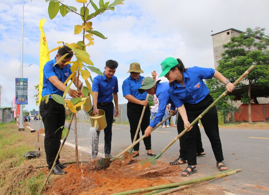 Đoàn viên thanh niên và nhân dân Long An tham gia trồng cây đô thị
