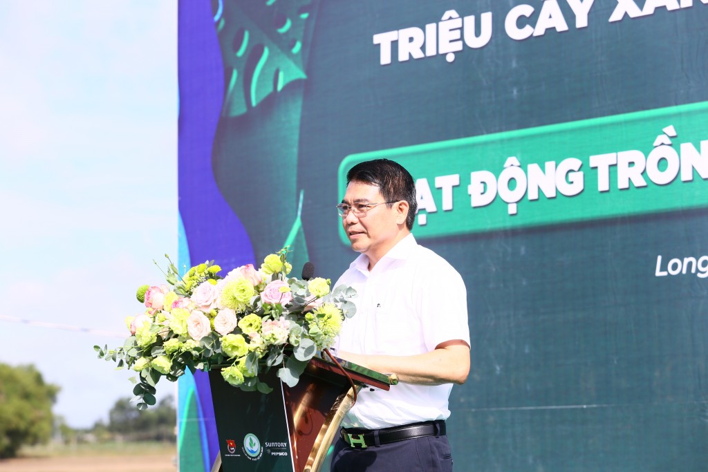 Đồng chí Lê Thành Phong - Quyền chủ tịch UBND Huyện Đức Hòa phát biểu tại tại động trồng cây