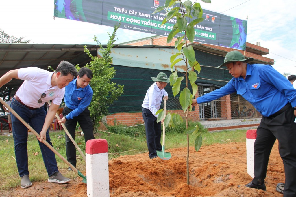 Đại diện lãnh đạo Trung ương Đoàn, Lãnh đạo tỉnh Long An và Lãnh đạo Suntory PepsiCo Việt Nam tham gia trồng cây tại chương trình