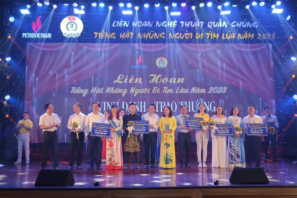 Ban tổ chức trao giải cho 5 đơn vị đạt giải cao nhất tại chương trình Liên hoan “Tiếng hát những người đi tìm lửa” năm 2023.