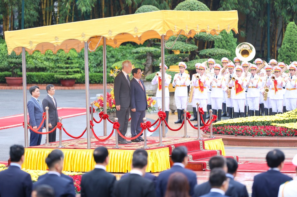 Thủ tướng Phạm Minh Chính chủ trì lễ đón trọng thể Thủ tướng Singapore Lý Hiển Long - Ảnh: VGP/Nhật Bắc