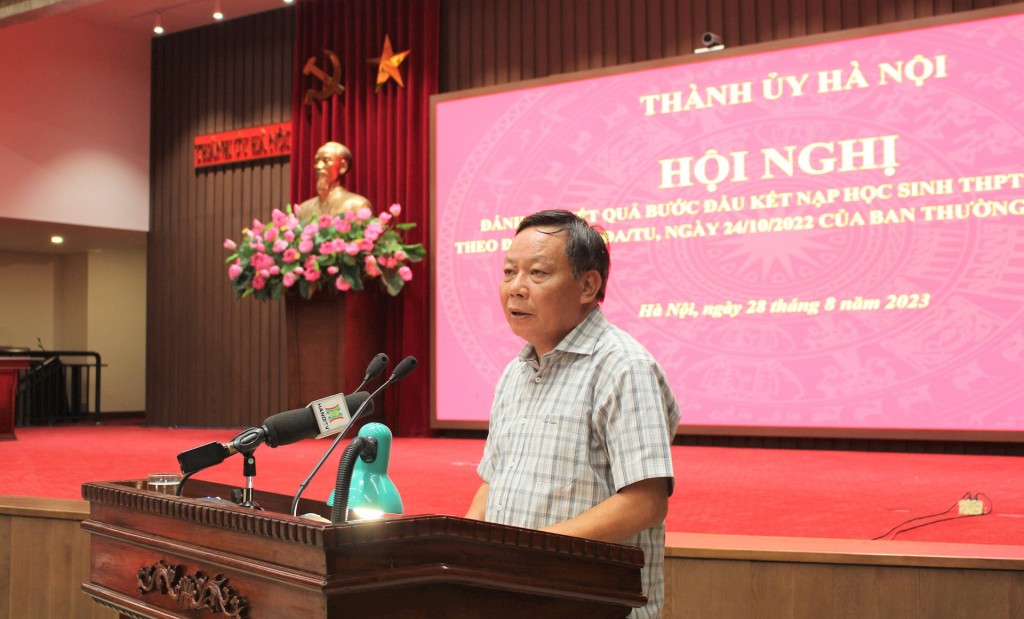 Phó Bí thư Thành ủy Nguyễn Văn Phong phát biểu chỉ đạo tại hội nghị.