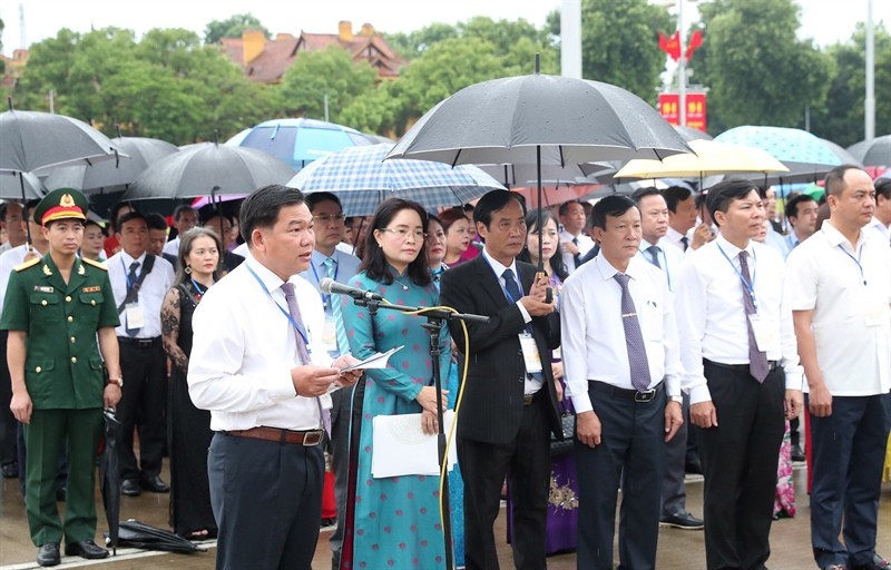 Giám đốc Sở VHTTDL tỉnh Trà Vinh Duơng Hoàng Sum, đại diện cho 330 đại biểu điển hình tiên tiến và 78 đại biểu tiêu biểu được tuyên dương lên báo công với Bác