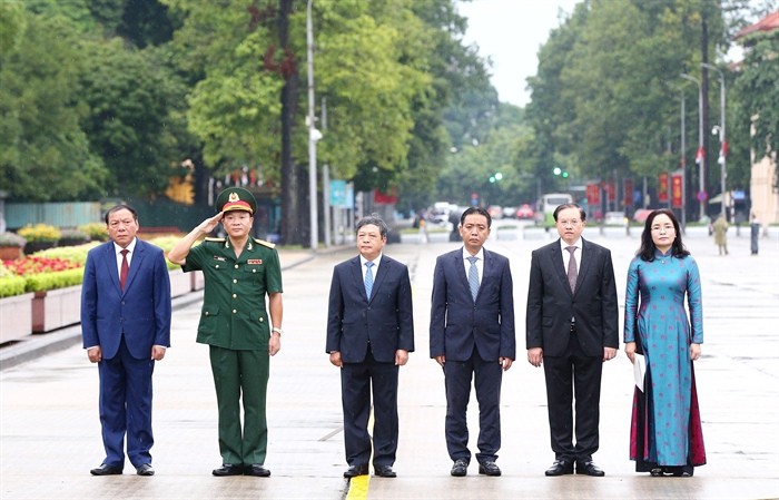 Đoàn đại biểu Bộ Văn hóa, Thể thao và Du lịch vào lăng viếng Chủ tịch Hồ Chí Minh