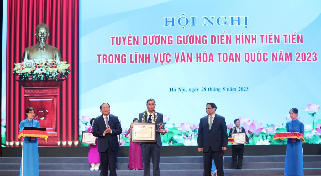 Thủ tướng Chính phủ Phạm Minh Chính tuyên dương các gương điển hình tiên tiến tại Hội nghị