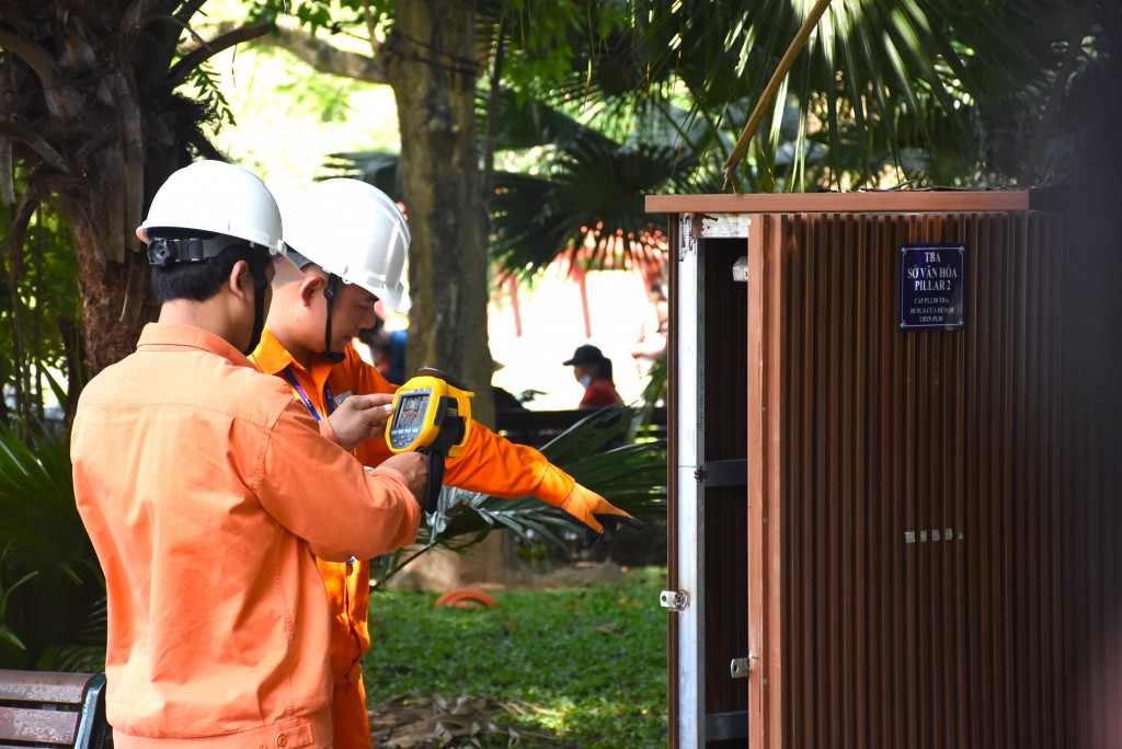 EVNHANOI tăng cường kiểm tra tình trạng vận hành của thiết bị xung quanh khu vực Hồ Hoàn Kiếm