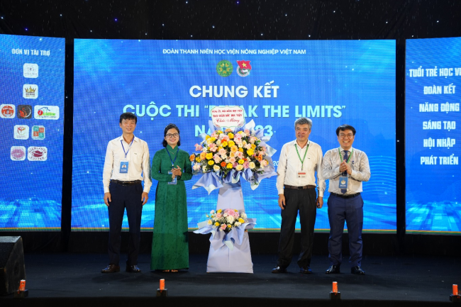 GS.TS.NGƯT Phạm Văn Cường - Phó Bí thư Đảng ủy, Phó Giám đốc Học viện (thứ 2 bên phải) tặng hoa chúc mừng chương trình
