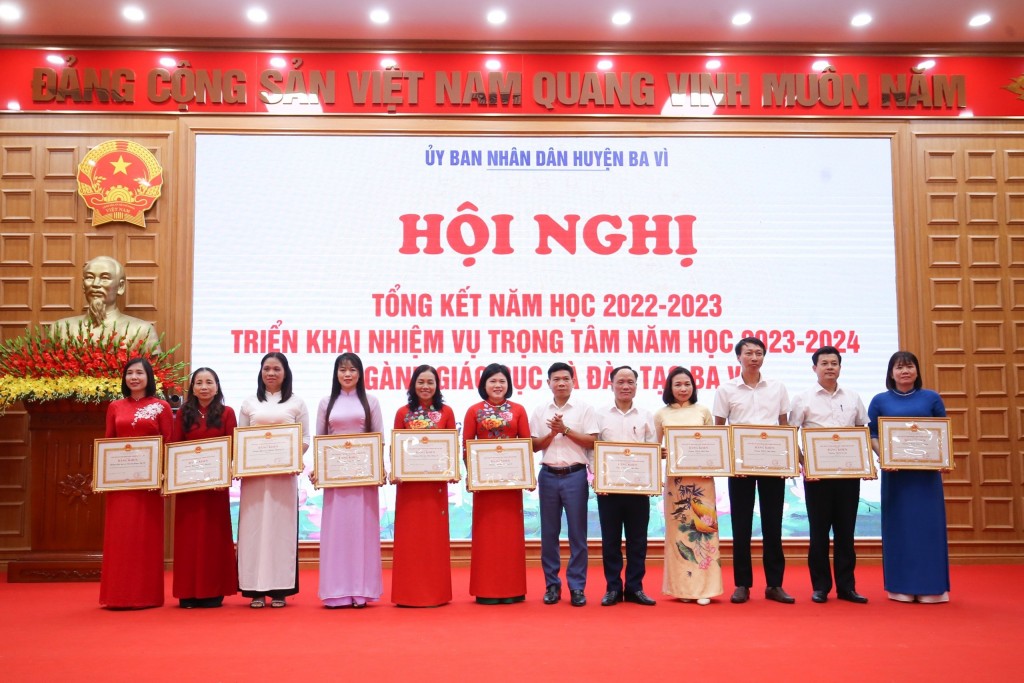 Đ/c Đinh Hải Bình – UVTV Huyện ủy, Phó Chủ tịch HĐND huyện trao thưởng cho các tập thể và các cá nhân