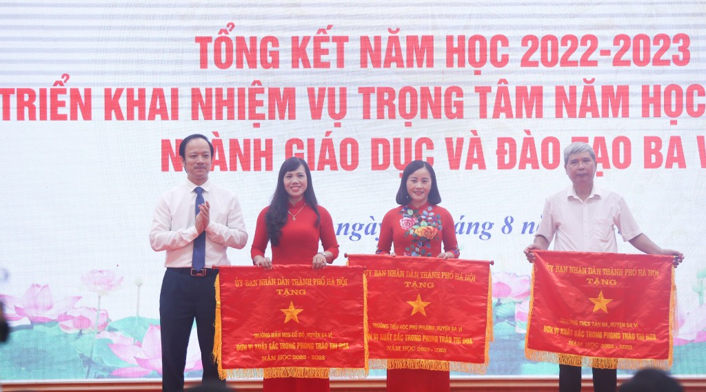 Huyện Ba Vì: Khen thưởng tập thể, cá nhân đạt thành tích xuất sắc năm học 2022 - 2023