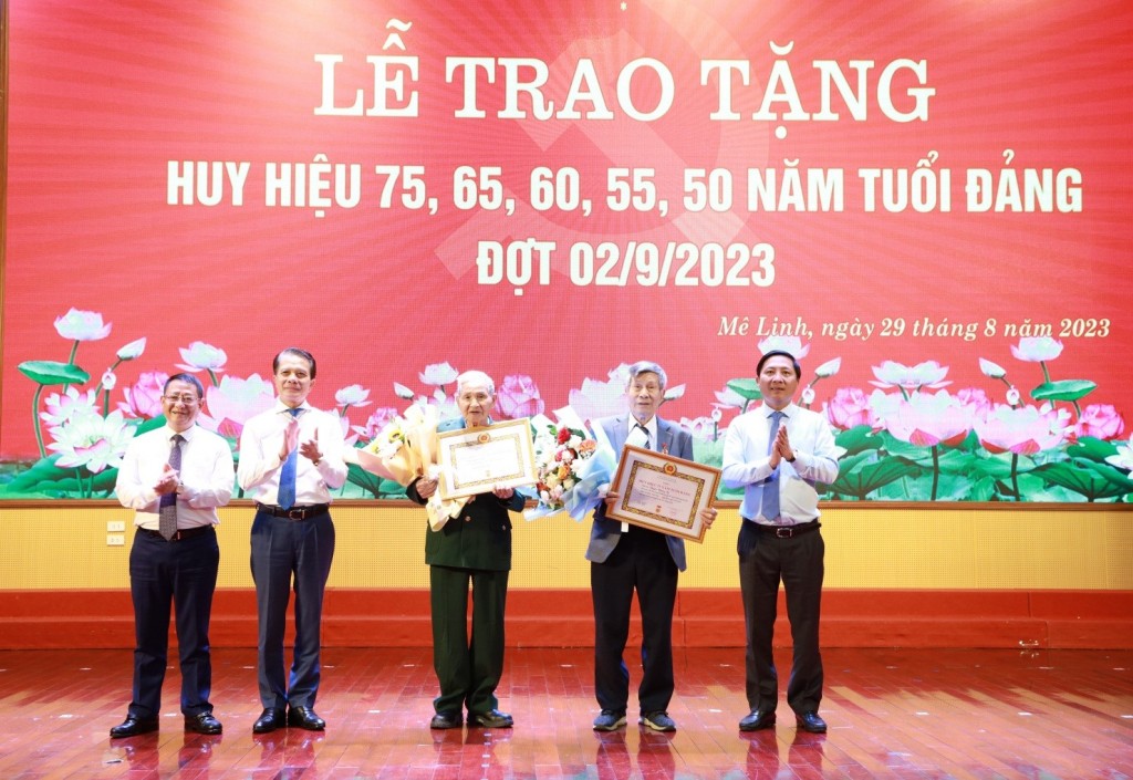 Chủ nhiệm Ủy ban Kiểm tra Thành ủy Hà Nội trao huy hiệu Đảng tại Mê Linh