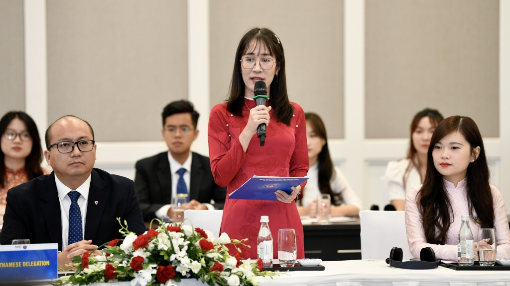Đại diện thanh niên Việt Nam chia sẻ ý kiến tại chương trình gặp mặt 