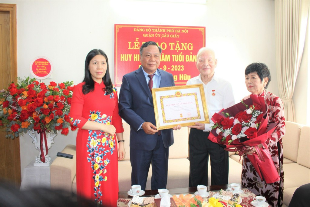 Trao tặng Huy hiệu 75 năm tuổi Đảng cho đồng chí Đặng Hữu