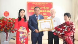 Trao tặng Huy hiệu 75 năm tuổi Đảng cho đồng chí Đặng Hữu