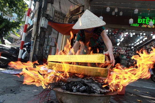 Đề phòng nguy cơ hỏa hoạn do đốt vàng mã dịp Rằm tháng 7