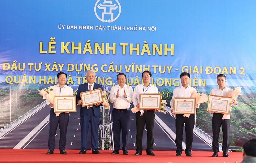 Chủ tịch UBND TP Hà Nội Trần Sỹ Thanh trao Bằng khen cho các cá nhân, tập thể có thành tích tốt trong công tác xây dựng Dự án cầu Vĩnh Tuy giai đoạn 2