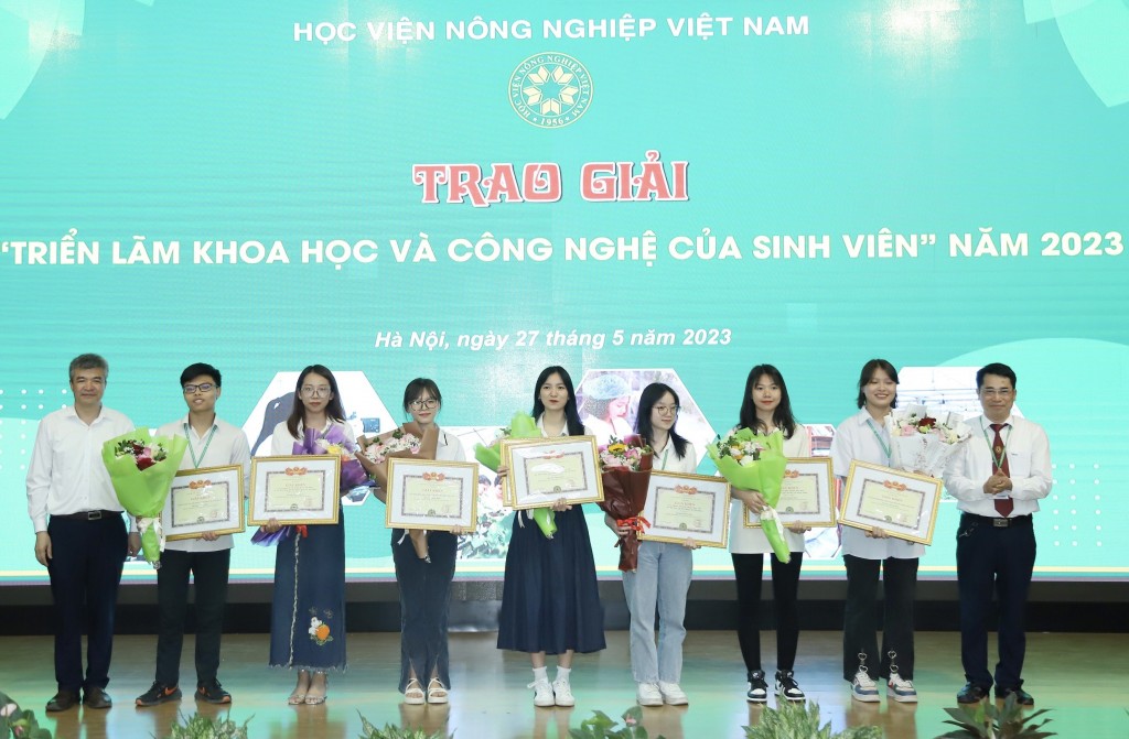 SV Hà Trang – đại diện nhóm SV nghiên cứu lên nhận giải Khuyến khích Công trình Khọc học tiêu biểu năm học 2022-2023