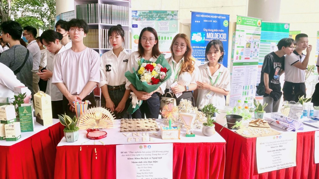 Sinh viên ngành Sư phạm Công nghệ tham gia Triển lãm sản phẩm nghiên cứu khoa học tiêu biểu năm 2023