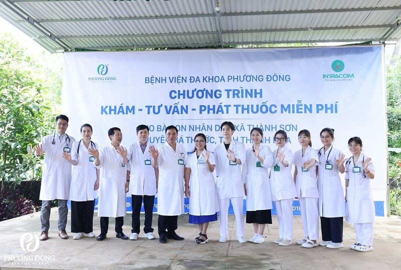 Bác sĩ Nguyễn Thế Sơn (thứ 5 từ trái sang) cùng đoàn y bác sĩ về khám bệnh tại xã Thành Sơn, huyện Bá Thước