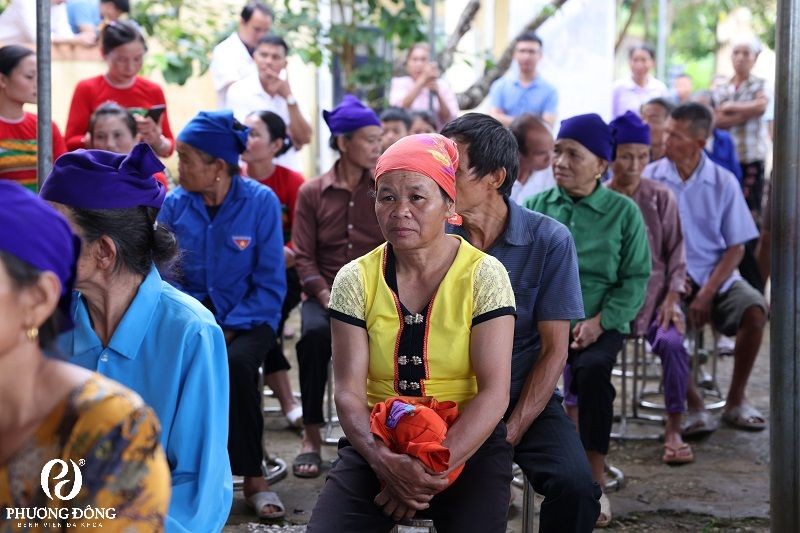 Bà con nhân dân xã Thành Sơn háo hức tham gia khám và cấp thuốc miễn phí