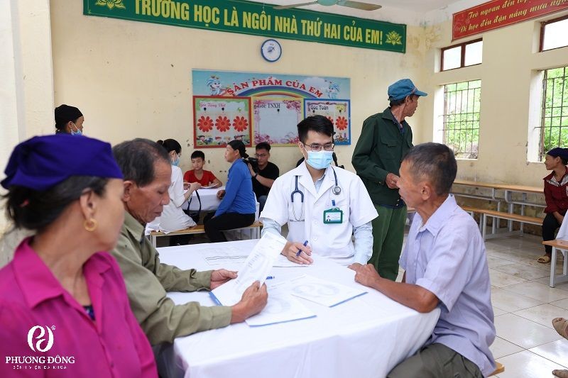 Bác sĩ Bệnh viện Phương Đông tận tình khám và tư vấn cho người dân xã Thành Sơn