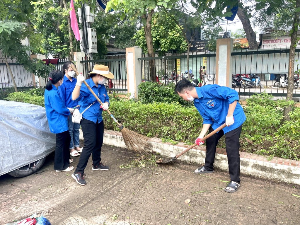 Thanh niên huyện Thanh Trì dọn vệ sinh môi trường