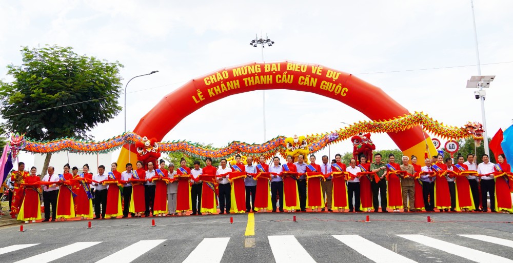 Đại diện lãnh đạo Trung ương, tỉnh Long An cắt băng khánh thành, thông xe cầu Cầu Giuộc, huyện Cần Giuộc sáng này 30/8