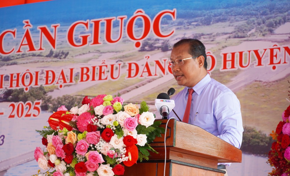Ông Trương Thanh Liêm, Bí thư huyện ủy Cần Giuộc phát biểu khánh thành cầu Cần Giuộc.