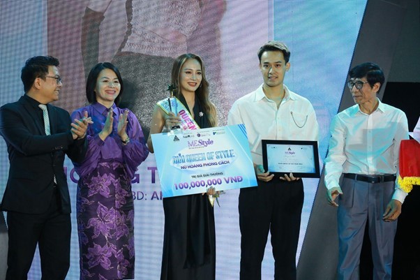 Lễ Vinh danh và Trao giải Art Hair Award 2023 đã khép lại với danh hiệu “Nữ hoàng Phong cách – Queen of Style” được trao cho thí sinh mang SBD 158 Hoàng Thị Hải Hà