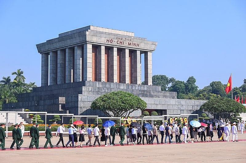 Lãnh đạo Đảng, Nhà nước và thành phố Hà Nội vào Lăng viếng Chủ tịch Hồ Chí Minh