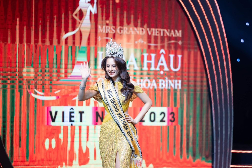 Đoàn Thị Thu Hằng đăng quang Hoa hậu Mrs Grand Vietnam 2023