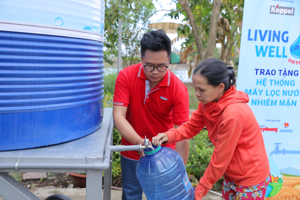 Người dân hồ hởi đến lấy nước tại hệ thống máy lọc nước nhiễm mặn được đặt ngay cạnh trụ sở UBND xã Tạ An Khương, huyện Đầm Dơi, tỉnh Cà Mau.