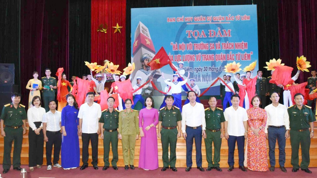 Lãnh đạo Bộ Tư lệnh Thủ đô Hà Nội và lãnh đạo quận Bắc Từ Liêm chụp ảnh lưu niệm với khách mời tham gia tọa đàm